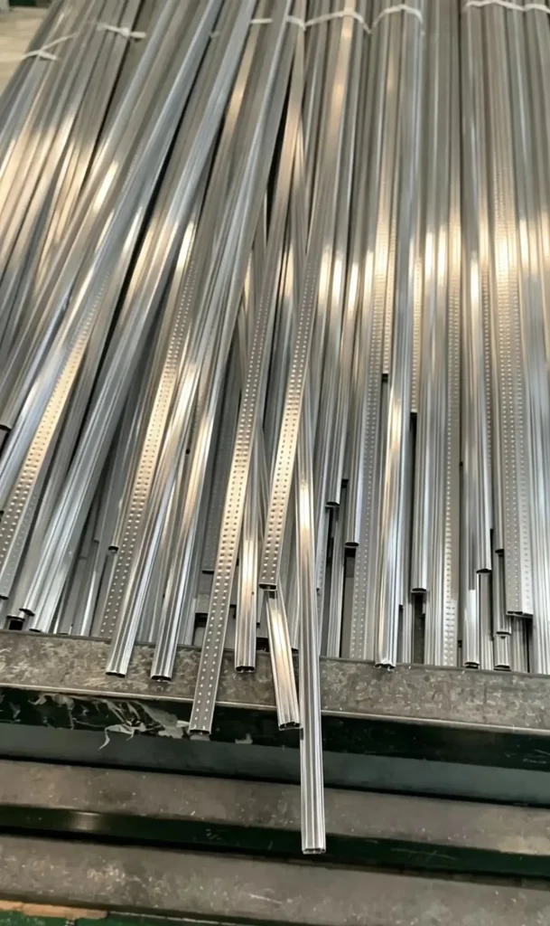 Workshop production photos of 5.5A hollow aluminum strips