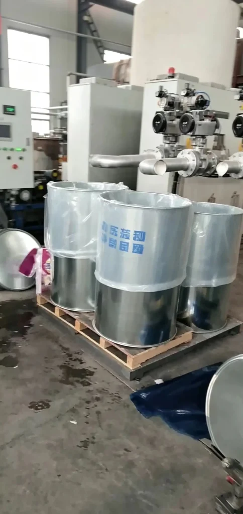 Photo of simultaneously filling 3 barrels of 190-liter two-component sealant